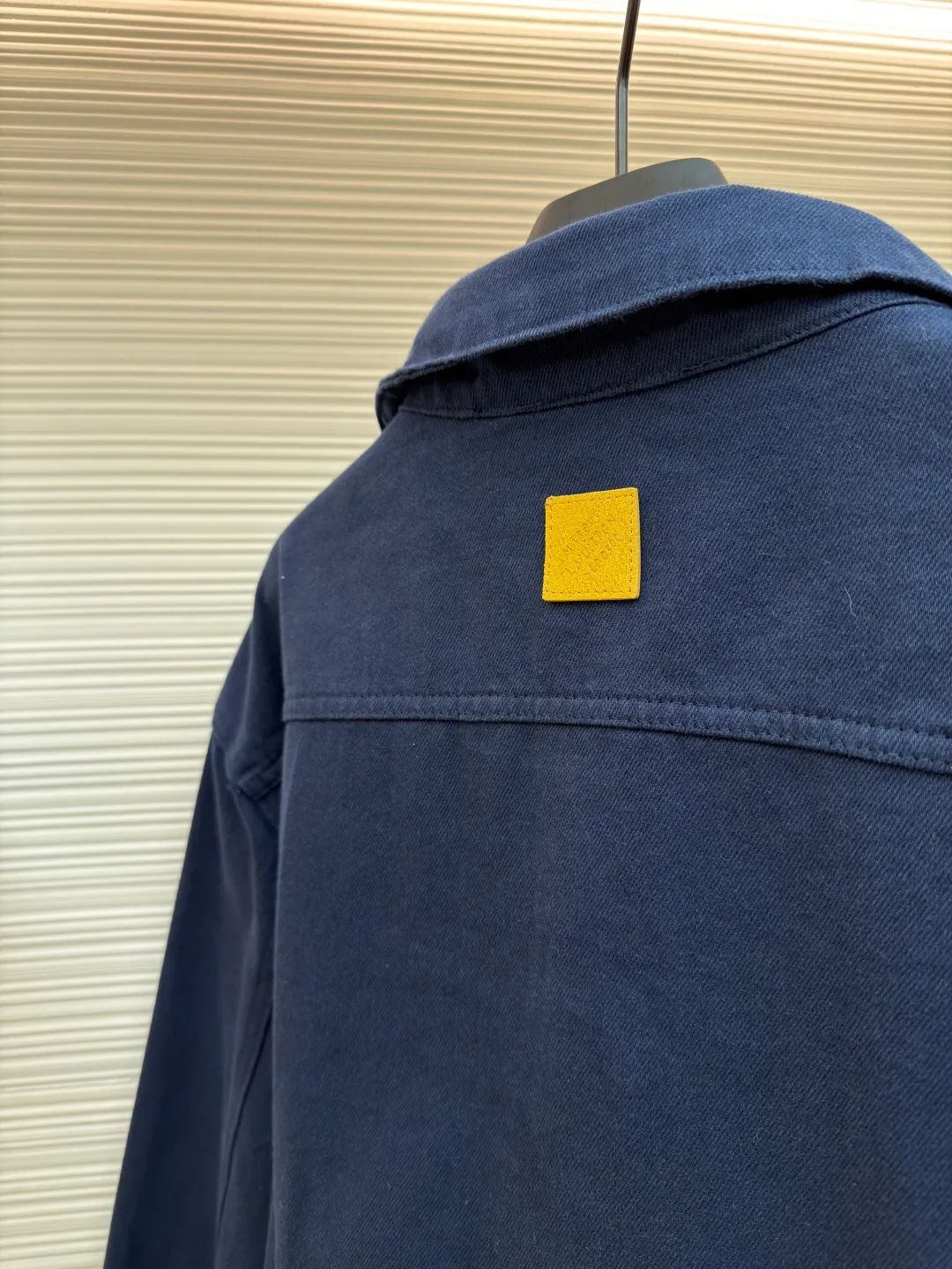 LOUIS VUITTON dyed truck denim jacket ●Authentic product: 17800 purchase and development ●Item number: 1681051-B65 ●Fabric: denim fabric ●Technology: embossed production ●Version: fitted version ●Weight: about 870 grams ●Size: 46-48-50-52 ●Description: Customized pure cotton thick woven denim Template machine bag opening Preset template to guide the position, shape and size of bag opening Accuracy ensures the quality of the bag opening effect. The soft light ancient wash process uses specific chemical and logistics treatments to make the surface of the fabric show a soft luster. It not only retains the original texture but also adds a gentle atmosphere. The overall routing is straight and delicate, the fabric is comfortable and soft, and the color is consistent without color difference. It can be matched with the same style to create a fashionable look and control various occasions. Customized accessories, complete three standards, same style for men and women!